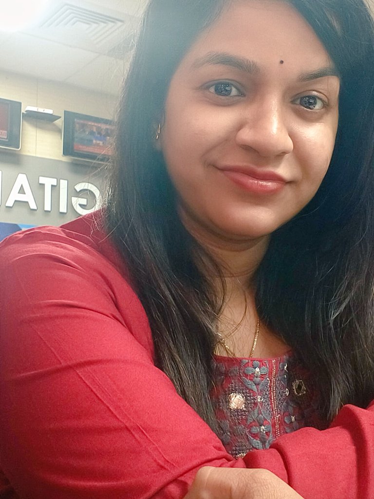 JurnoRasmita's tweet image. ତୁମ ମୃତ୍ୟୁ ଏମିତି ଗୋଟେ ସାଧାରଣ ଦିନରେ ହଠାତ ଆସିଯିବ, ଯେତେବେଳେ କି ତୁମର ଅନେକ plan ଅଧୁରା ରହିଥିବ। ଆଉ ସବୁଠୁ ବଡ କଥା ହେଉଛି କି, ତୁମ ମୃତ୍ୟୁ ପରେ ବି ତୁମ ଆଖପାଖର ପୃଥିବୀ ସେମିତି ସାଧାରଣ ଭାବେ ଆଗକୁ ବଢି ଚାଲିବ....

ତେଣୁ କାଲି ଏୟା କରିବିର ଅହଙ୍କାର ପରିତ୍ୟାଗ କରି ଆଜି ଯେତିକି କରିହେଉଛି ସେତିକି କରାଯାଉ....
#copy