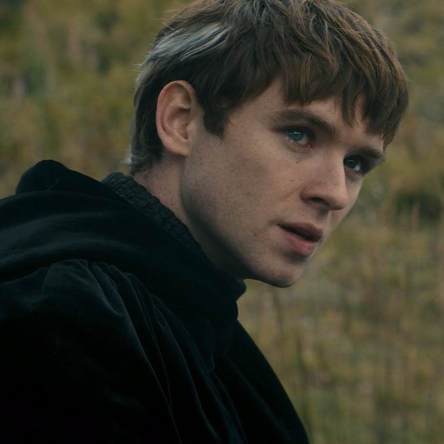 yatouroo's tweet image. when youre a pretty dark haired heir to the iron throne, they kill you