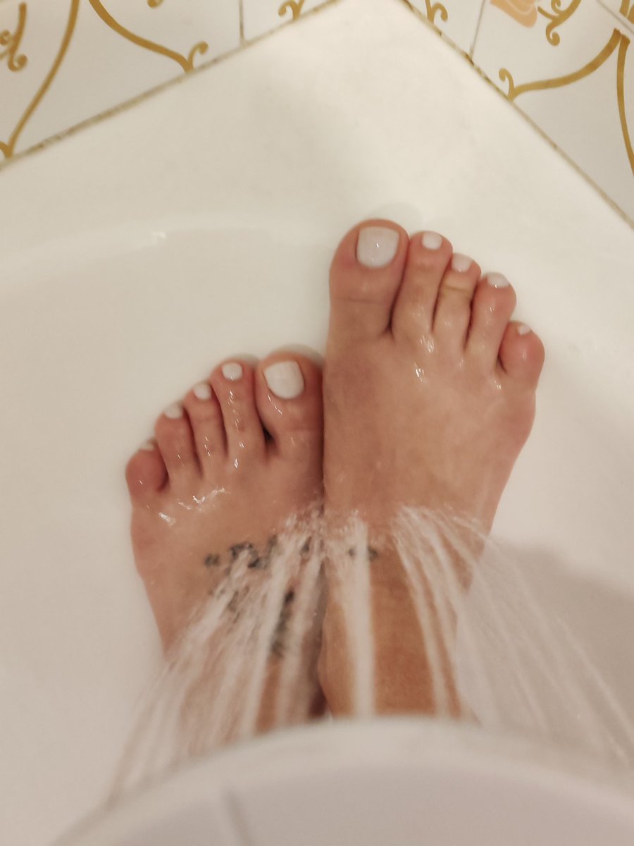 TheBigToeQueen's tweet photo. Splashing around... 🚿✨ My feet love the water, and I love how they look with white polish. What do you think? More 'wet' content coming soon on OF! Link in bio 👣

#WetFeet #Size7 #WhiteToes #FootFetish #ShowerFresh https://t.co/fXkS8foWX7
