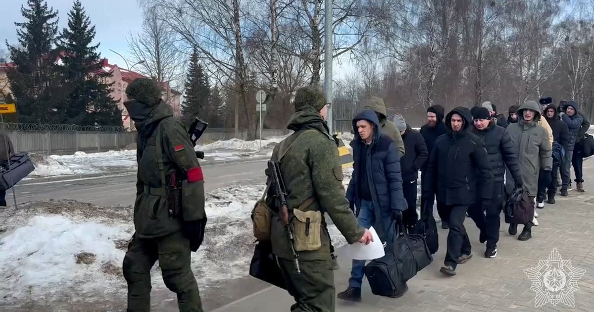 Паніка в Білорусі: чоловіки масово отримують повістки та їдуть на військові збори (фото): 16 лютого 2026 року в Білорусі почались раптові масові військові збори і це викликало паніку у соцмережах. Повідомляється, що масово повістки почали отримувати… dlvr.it/TR3QJC