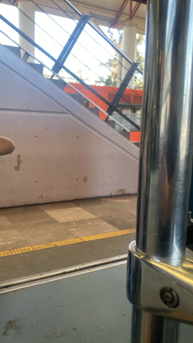 AilynGro's tweet photo. @MetroCDMX a qué hora se agiliza la línea B está parado en plaza Aragón desde hace 7 minutos y se pasó cerca de 10 minutos entre cd azteca y Aragón detenido, y con este calor es insoportable aguantar tanto tiempo https://t.co/gUOmXvaedV