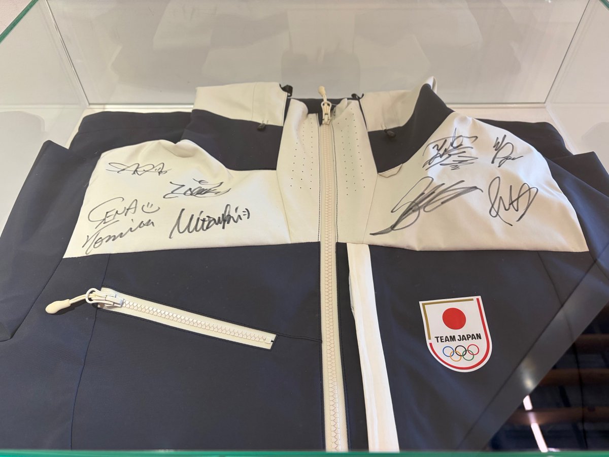 スノーボード ハーフパイプ チーム サイン入りウェアを展示