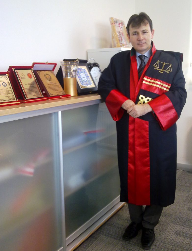 Size de ülkenin çalışan beyni felce uğramış gibi gelmiyor mu?
Bilim insanlarını gerçek dışı suçlar icad ederek hapiste tutmak neyin göstergesidir?
Hukuk profesörü Murat Şen, 50 AYDIR Bünyan'da tutuklu
70'ten fazla bilimsel makalesi
8 kitabı var.

#KHKlılaraAdaletNeZaman