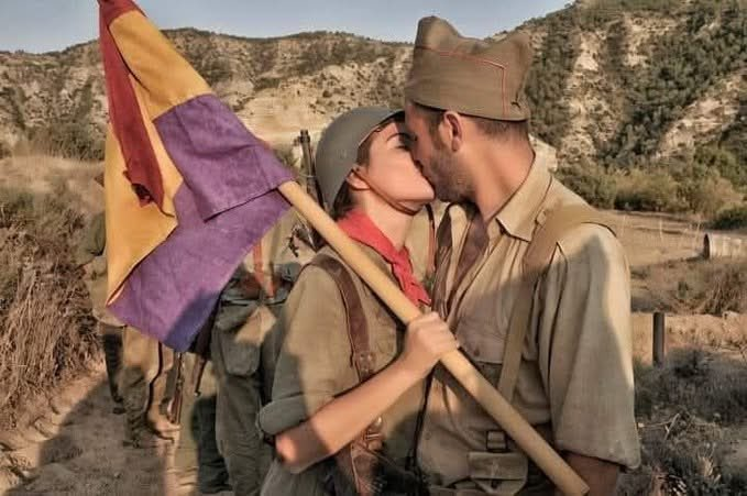 ultras_antifaa's tweet photo. Spanish Civil War, an anti-fascist couple in love. https://t.co/VS5nq04KOX