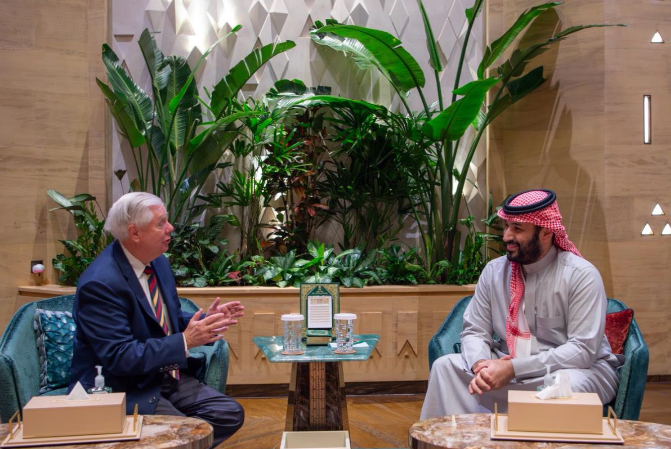 عاجل | ولي العهد يبحث التطورات الإقليمية والدولية مع السيناتور ليندسي غراهام. للاطلاع على 