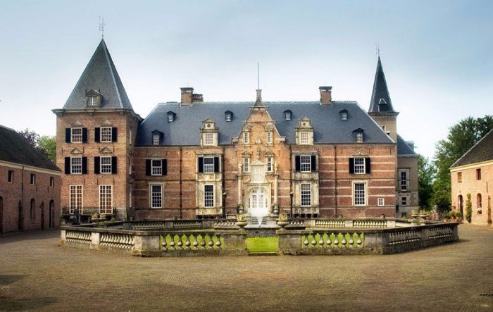 MonicaCerpDeB's tweet photo. Gister met spreekuur belde een vrouw die niet begreep dat we nooit naar Twickel gaan met de wandelbezoeken.
Op Twickel kun je prachtig wandelen maar omdat we tijdens de wandelbezoeken ook duiken in het verschil tussen gevoel en intuïtie moeten de plekken waar we heen gaan wel qua gebeurtenissen voldoende geschikt zijn.
Bij heftige gebeurtenissen kies ik er voor om mensen liever te beschermen voor de energie.
Seys Inquart, de laatste Rijkscommissaris van Nederland tijdens de Duitse bezetting, werd gearresteerd op 7 mei 1945, kort na de bevrijding van Nederland door de geallieerden.
Hij werd gevangen genomen terwijl hij zich probeerde te verbergen in de buurt van Delden, waar het landgoed Twickel ligt.
Dit landgoed fungeerde als tijdelijke gevangenis voor belangrijke figuren die verantwoordelijk waren voor de collaboratie met de nazi's.
Na zijn arrestatie werd Inquart op het landgoed Twikkel ondergebracht, waar hij enige tijd verbleef.
Tijdens zijn detentie werd hij voorbereid op zijn proces, dat uiteindelijk begon in 1946. In totaal verbleef hij enkele maanden op Twikkel voordat hij naar een andere gevangenis werd verplaatst voor verdere juridische procedures.
Seys Inquart werd op 28 juni 1949 veroordeeld tot de doodstraf voor zijn rol in de nazi-collaboratie.
Deze straf werd uitgevoerd op 16 oktober 1949, toen hij werd opgehangen.
Zijn executie markeerde een belangrijk moment in de nasleep van de oorlog, waarbij de gevolgen van de collaboratie met de bezetter werd benadrukt.
Daarnaast zijn er erg veel mensen op Twickel in het huis gevangen gezet, dat maakt het wel boeiend maar voor onze wandelbezoeken gewoon even minder geschikt.
De mensen die meegaan zijn allemaal HSP… ik hoef verder niks uit te leggen 🙂.
Fijne avond!
❤️Moon!
p.s. Het zijn minstens drie wandelbezoeken… ga je mee? Bericht me dan even ik spreek je graag!