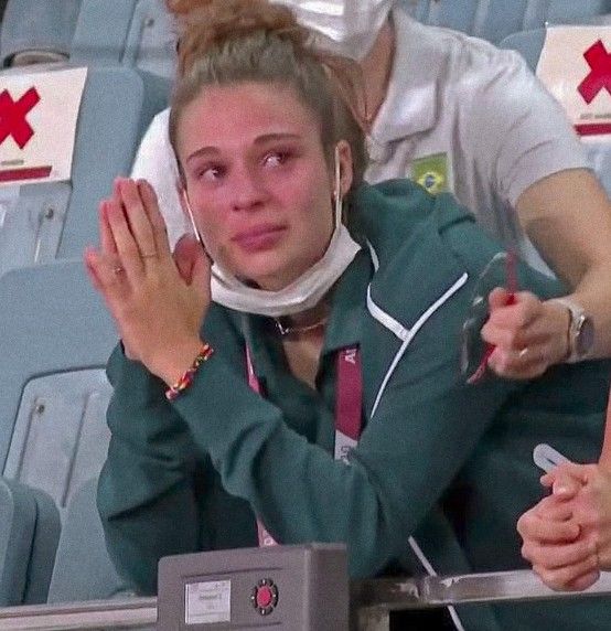 Deus ajuda a Gio no milagre de Manchester, essa mulher precisa ser feliz depois da recuperação.