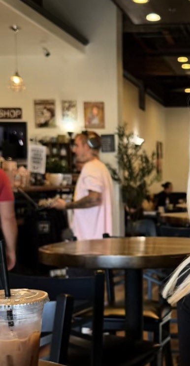 jbiebertraacker's tweet photo. Justin Bieber spotted getting coffee in Indio, California recently! https://t.co/4hdRW5HwYu