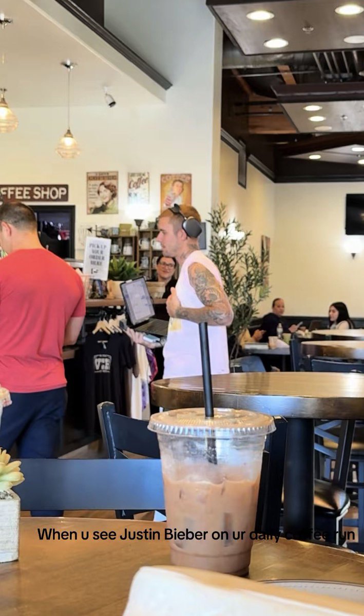 jbiebertraacker's tweet photo. Justin Bieber spotted getting coffee in Indio, California recently! https://t.co/4hdRW5HwYu