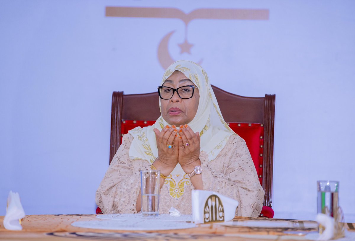 ikulumawasliano's tweet photo. Rais wa Jamhuri ya Muungano wa Tanzania Mheshimiwa Dkt. Samia Suluhu Hassan akishiriki futari na makundi mbalimbali ya wananchi katika Mwezi Mtukufu wa Ramadhani, Ikulu ya Tunguu, Zanzibar, tarehe 19 Februari, 2026.
___
#KaziNaUtuTunasongaMbele 
#TabasamuLaUtu 
#MaendeleoEndelevu https://t.co/9fysgNy6aX