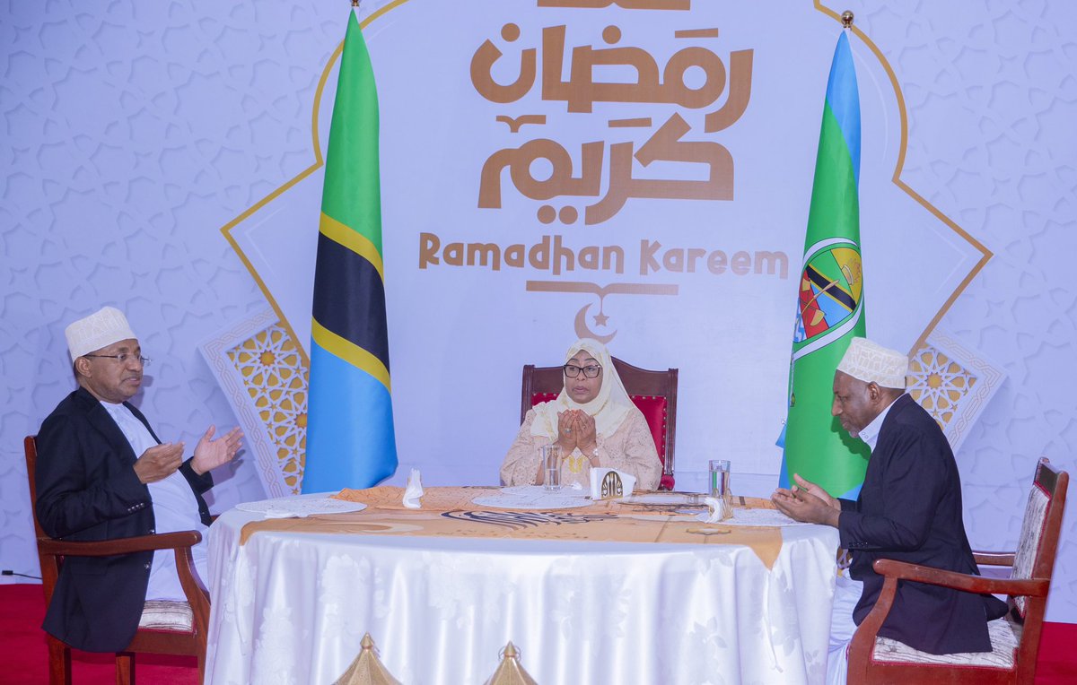 ikulumawasliano's tweet photo. Rais wa Jamhuri ya Muungano wa Tanzania Mheshimiwa Dkt. Samia Suluhu Hassan akishiriki futari na makundi mbalimbali ya wananchi katika Mwezi Mtukufu wa Ramadhani, Ikulu ya Tunguu, Zanzibar, tarehe 19 Februari, 2026.
___
#KaziNaUtuTunasongaMbele 
#TabasamuLaUtu 
#MaendeleoEndelevu https://t.co/9fysgNy6aX