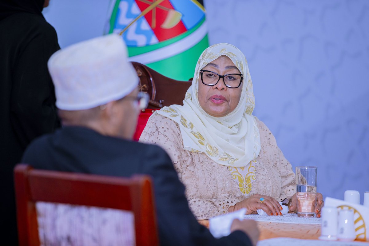 ikulumawasliano's tweet photo. Rais wa Jamhuri ya Muungano wa Tanzania Mheshimiwa Dkt. Samia Suluhu Hassan akishiriki futari na makundi mbalimbali ya wananchi katika Mwezi Mtukufu wa Ramadhani, Ikulu ya Tunguu, Zanzibar, tarehe 19 Februari, 2026.
___
#KaziNaUtuTunasongaMbele 
#TabasamuLaUtu 
#MaendeleoEndelevu https://t.co/9fysgNy6aX