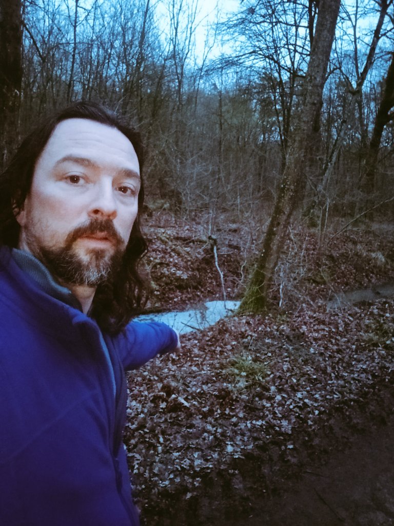 JoGoebel's tweet photo. Zwischen #Ölbronn #Dürrn und #Ötisheim (aka #Aize) sieht das Bächle so aus. Immer wieder sich stauender weißer Schaum.

Ist das normal und ungefährlich oder ist das etwas Giftiges im #Wasser? Die Recyclinganlage von #PreZero, wo es ja schon mal Probleme gab, ist nicht weit.
#Umwelt #Natur #Enzkreis
