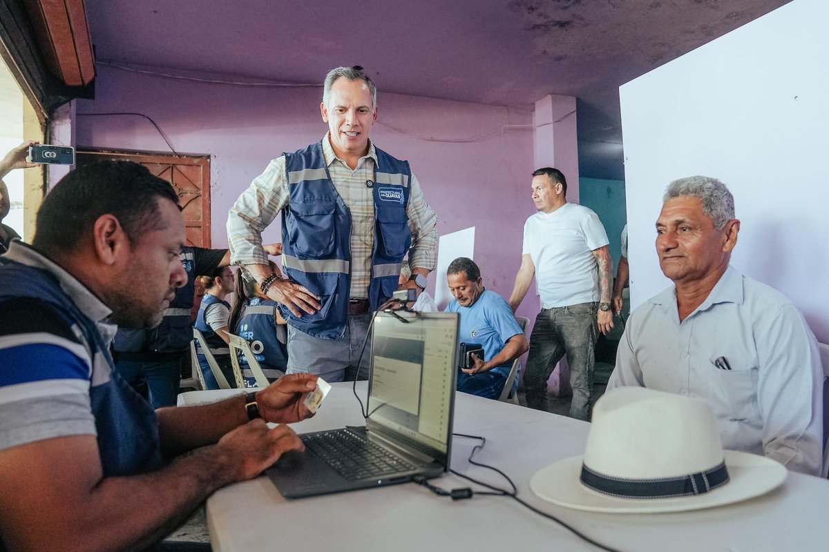 CarlosGSerranoB's tweet photo. ¡Ya estamos en Samborondón!

Iniciamos las Brigadas de Carnetización del Productor Guayasense. Agricultores y ganaderos que hoy se sienten atendidos, escuchados e identificados. Por primera vez, muchos reciben un reconocimiento formal como lo que son: quienes llevan el alimento a la mesa de nuestras familias en todo el país.

La carnetización es gratuita y representa ahorro directo, permitiéndoles acceder de manera directa y sin intermediarios a oportunidades que fortalecen su actividad productiva.

#GuayasHace