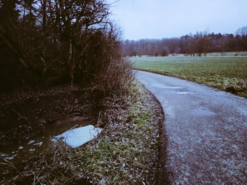 JoGoebel's tweet photo. Zwischen #Ölbronn #Dürrn und #Ötisheim (aka #Aize) sieht das Bächle so aus. Immer wieder sich stauender weißer Schaum.

Ist das normal und ungefährlich oder ist das etwas Giftiges im #Wasser? Die Recyclinganlage von #PreZero, wo es ja schon mal Probleme gab, ist nicht weit.
#Umwelt #Natur #Enzkreis