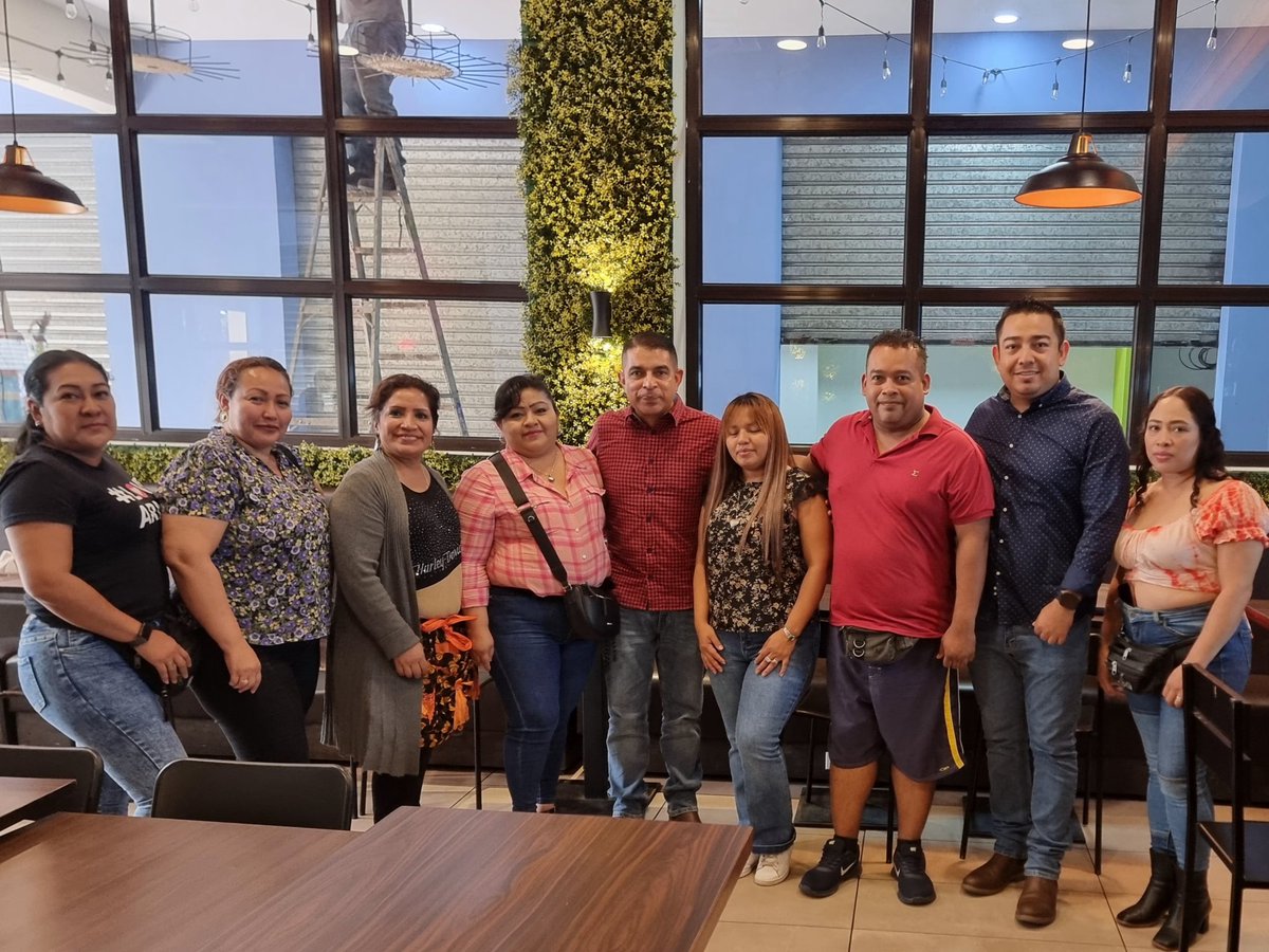 Alejandr0Nochez's tweet photo. 📍 #SanSalvador, #SanSalvadorCentro.

Siempre es importante escuchar a nuestra gente, conocer sus opiniones, atender sus problemáticas y tomar en cuenta sus sugerencias para hacer un mejor trabajo.

En mi caso como Concejal, para servir a los ciudadanos de los 5 distritos que conforman el Municipio de San Salvador Centro:

✅️ #Mejicanos 
✅️ #SanSalvador 
✅️ #Ayutuxtepeque 
✅️ #CiudadDelgado y
✅️ #Cuscatancingo. 

Gracias por la invitación, seguiremos trabajando unidos por el bienestar de todos 💪🏾.

TU BIENESTAR ES MI PRIORIDAD.

Alejandro Nóchez 
"Cerca de la Gente".