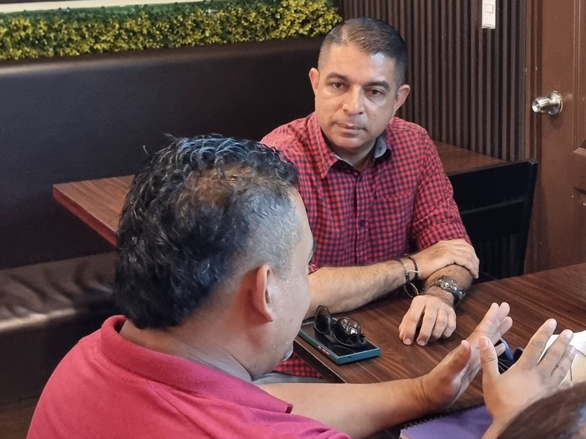 Alejandr0Nochez's tweet photo. 📍 #SanSalvador, #SanSalvadorCentro.

Siempre es importante escuchar a nuestra gente, conocer sus opiniones, atender sus problemáticas y tomar en cuenta sus sugerencias para hacer un mejor trabajo.

En mi caso como Concejal, para servir a los ciudadanos de los 5 distritos que conforman el Municipio de San Salvador Centro:

✅️ #Mejicanos 
✅️ #SanSalvador 
✅️ #Ayutuxtepeque 
✅️ #CiudadDelgado y
✅️ #Cuscatancingo. 

Gracias por la invitación, seguiremos trabajando unidos por el bienestar de todos 💪🏾.

TU BIENESTAR ES MI PRIORIDAD.

Alejandro Nóchez 
"Cerca de la Gente".