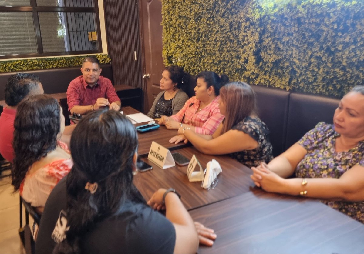Alejandr0Nochez's tweet photo. 📍 #SanSalvador, #SanSalvadorCentro.

Siempre es importante escuchar a nuestra gente, conocer sus opiniones, atender sus problemáticas y tomar en cuenta sus sugerencias para hacer un mejor trabajo.

En mi caso como Concejal, para servir a los ciudadanos de los 5 distritos que conforman el Municipio de San Salvador Centro:

✅️ #Mejicanos 
✅️ #SanSalvador 
✅️ #Ayutuxtepeque 
✅️ #CiudadDelgado y
✅️ #Cuscatancingo. 

Gracias por la invitación, seguiremos trabajando unidos por el bienestar de todos 💪🏾.

TU BIENESTAR ES MI PRIORIDAD.

Alejandro Nóchez 
"Cerca de la Gente".