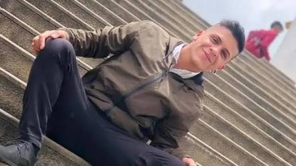 Acogiendo la tesis del señor Presidente de la Republica y el señor Ministro de Salud, la culpa de la muerte de este joven, fué su señora madre. Una mujer que por su ignorancia permitió que su hijo se juntara con juventudes de las Farc y el ELN, lo que se llamó "Primera Linea".