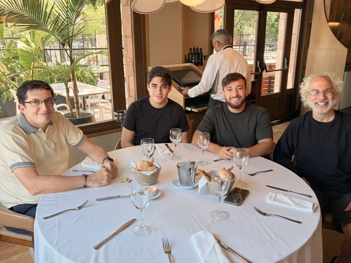 Gran almuerzo en la previa del 12º aniversario de la Fundación Club de La Libertad en Corrientes, con los amigos <a href="/AgustinLaje/">Agustín Laje</a>, <a href="/DiegoJRecalde/">Diego Recalde</a> y el anfitrión de lujo <a href="/amedinamendez/">Alberto Medina Méndez</a>