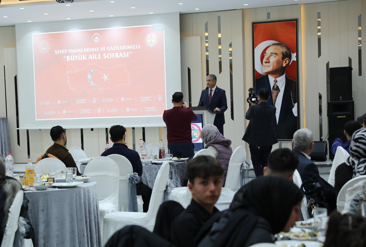 Tamer_Dagli's tweet photo. Ramazan ayının ilk orucunu, Adana Valiliğimizin organizasyonunda şehit ailelerimiz ve gazilerimizle aynı sofrada açtık. 🌙 

Bu toprakları bizlere vatan kılan aziz şehitlerimizi rahmet ve minnetle anıyorum. Kahraman gazilerimize  şükranlarımı sunuyor, sağlık ve esenlik temenni ediyorum. 🇹🇷

#MilletimizleNiyetimizBir