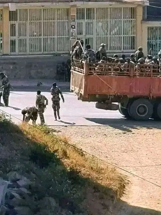 BoleMereja's tweet photo. #Ethiopia:- የኤርትራ ሰራዊት በመቀሌ 70 ካሬ አከባቢ በብዛት እየተራገፈ ነው:: https://t.co/KzXjwz0mZs