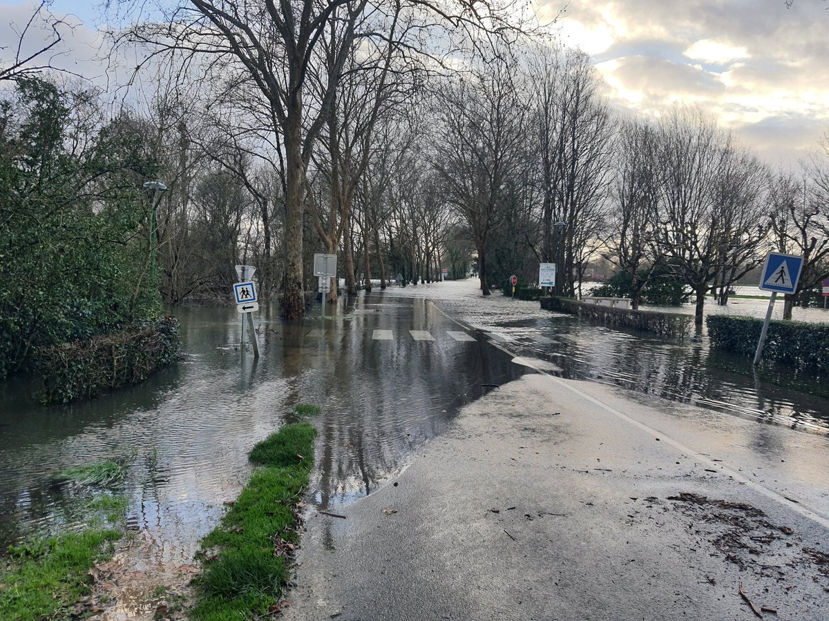 Belon98537846's tweet photo. Un fleuve une frontière naturelle, d'autant plus en période de #Crue #inondation , mon ptit qui est apprentis de l'autre côté de la #Charente se sert donc du #TractoBus pour franchir la #Charente, merci aux #agriculteurs mobilisé en cette période #Charentemaritime #StSavinien https://t.co/lDRdFWBc9c