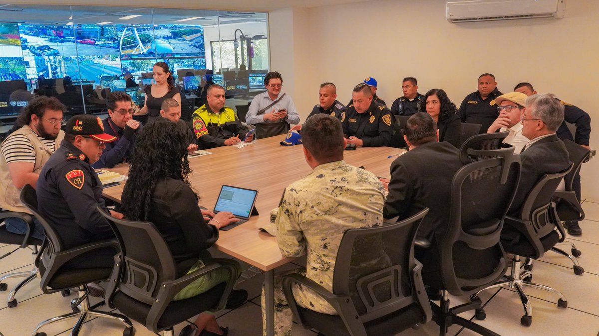 TuAlcaldiaGAM's tweet photo. ¡Mesa de Seguridad desde el #CIGAM!
Celebramos la reincorporación de la Guardia Nacional a los esquemas de recorrido y vigilancia que llevan a cabo de manera coordinada entre los tres niveles de Gobierno, sumando capacidades y cerrando filas por la seguridad de todas y todos. https://t.co/jYRbuQrDoo