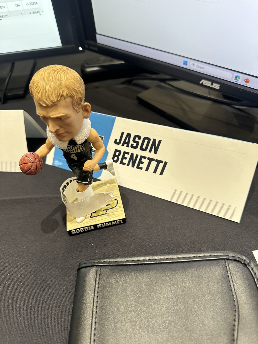jasonbenetti's tweet photo. Good to see @RobbieHummel here for the mock bracket selection. https://t.co/px4K3MHEx0
