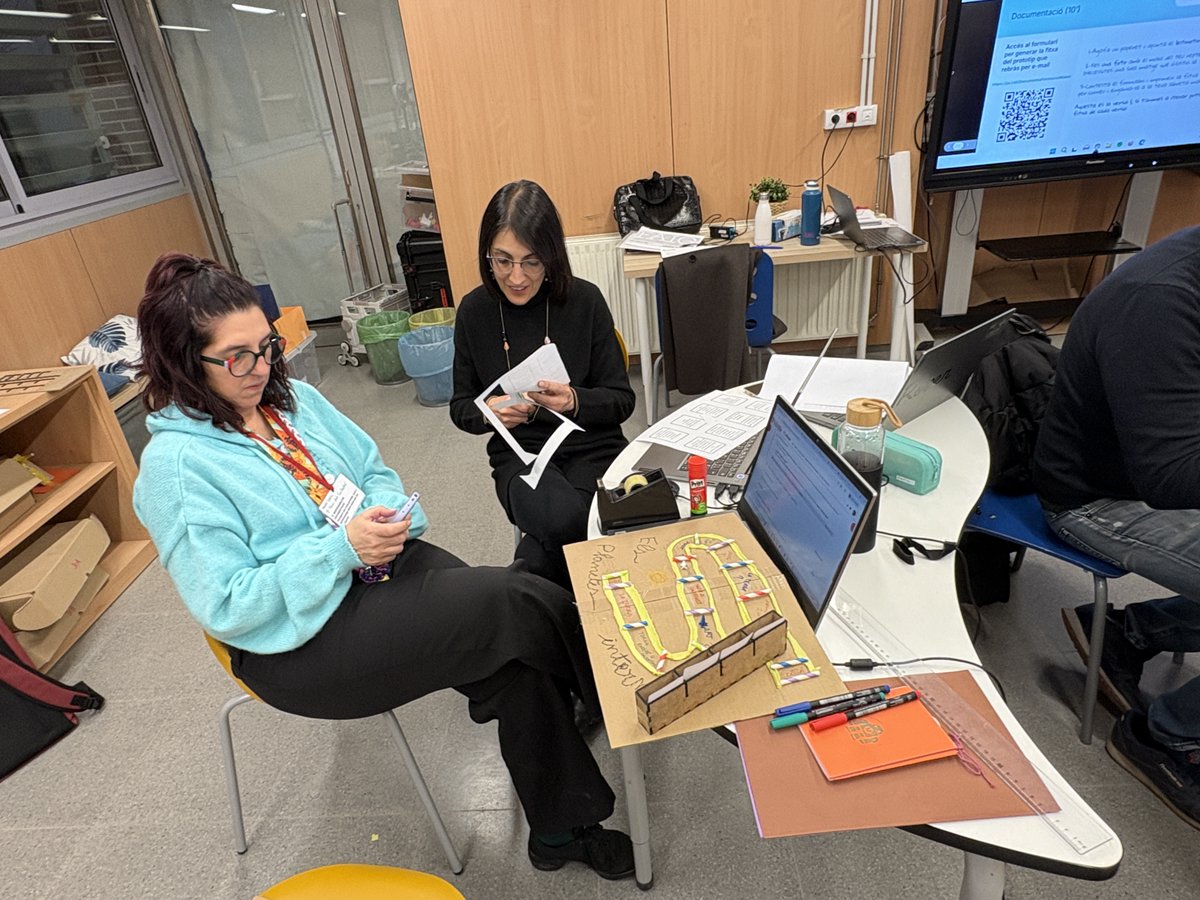 ParcdelSaladar's tweet image. 4a sessió del Curs "Cultura maker i fabricació digital amb sentit". En aquesta sessió hem fomentat les actituds maker creant jocs #FormacioCulturaMaker #AprenentatgeAmbSentit #ProgramaFAIG
@cesirecat