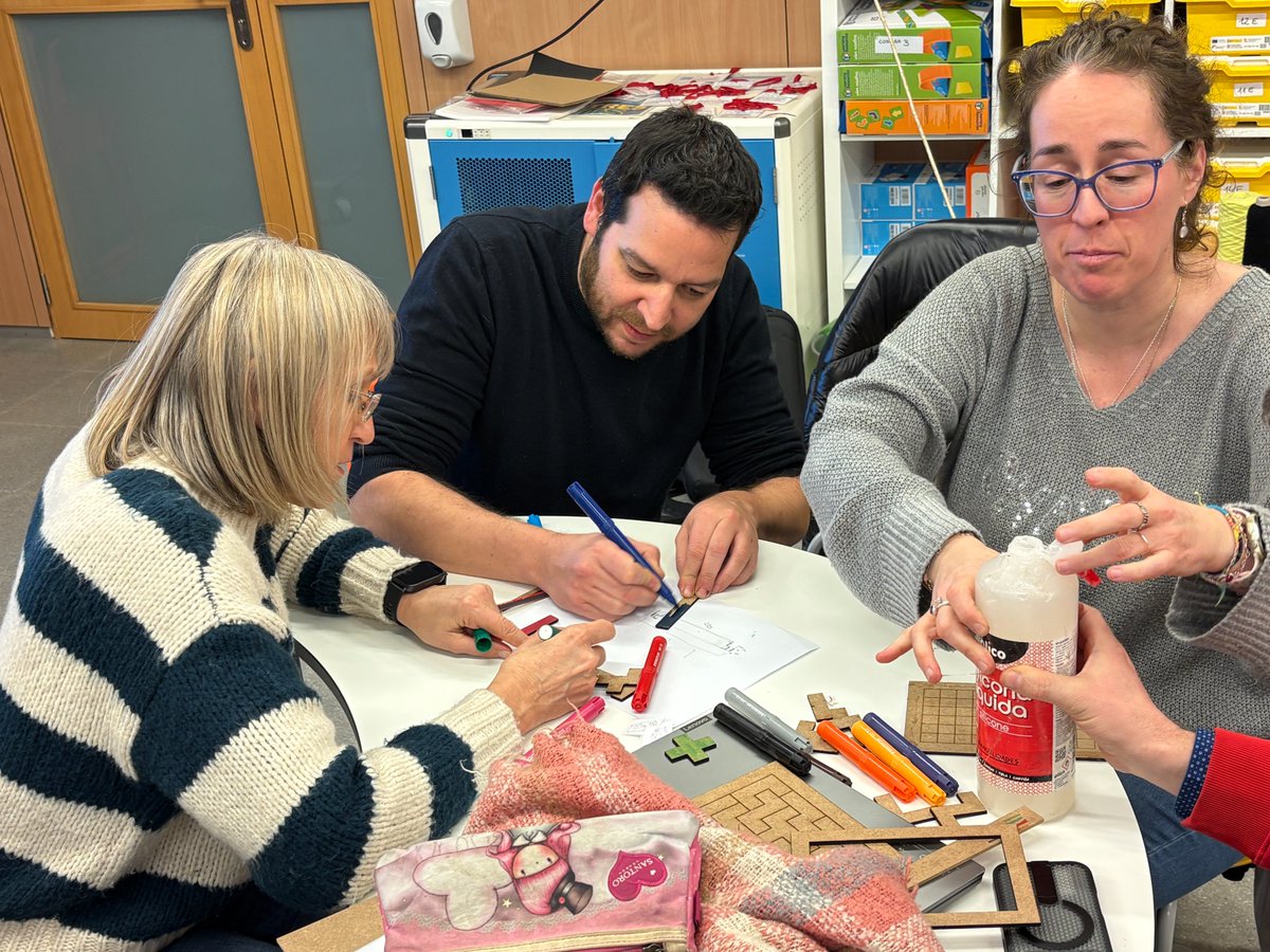 ParcdelSaladar's tweet image. 4a sessió del Curs "Cultura maker i fabricació digital amb sentit". En aquesta sessió hem fomentat les actituds maker creant jocs #FormacioCulturaMaker #AprenentatgeAmbSentit #ProgramaFAIG
@cesirecat