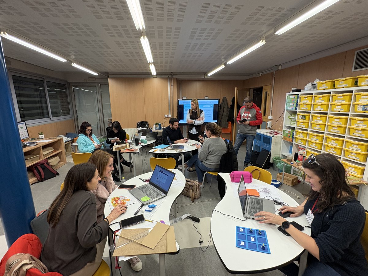 ParcdelSaladar's tweet image. 4a sessió del Curs "Cultura maker i fabricació digital amb sentit". En aquesta sessió hem fomentat les actituds maker creant jocs #FormacioCulturaMaker #AprenentatgeAmbSentit #ProgramaFAIG
@cesirecat