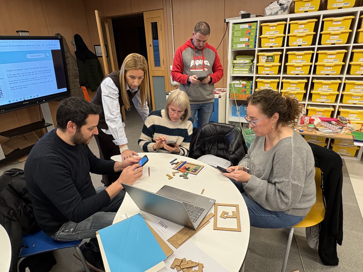 ParcdelSaladar's tweet image. 4a sessió del Curs "Cultura maker i fabricació digital amb sentit". En aquesta sessió hem fomentat les actituds maker creant jocs #FormacioCulturaMaker #AprenentatgeAmbSentit #ProgramaFAIG
@cesirecat