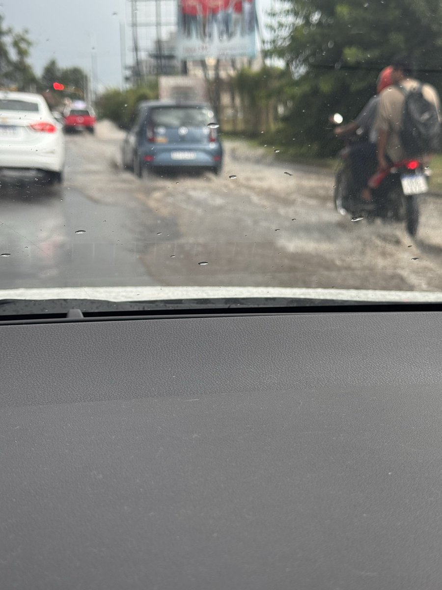 Infractores11's tweet photo. @jmedurand  creo que la empresa que hizo la obra de la ex comb Malvinas se olvidó de los desagües  media calzada con agua https://t.co/8aexyooJgh