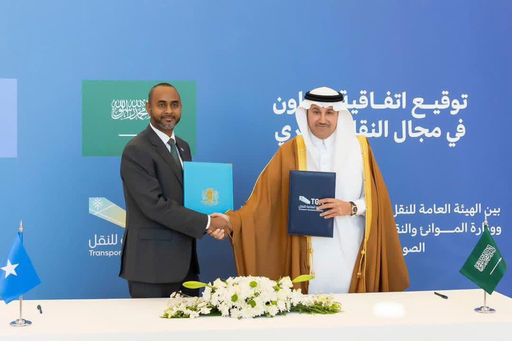MoPMTSomalia's tweet photo. H.E. @Amohamednur, Minister @MoPMTSomalia, signed a cooperation agreement with H.E. Saleh bin Nasser Al-Jasser of Saudi Arabia to strengthen collaboration on maritime transport and port development, enhancing investment, trade connectivity, and economic growth. https://t.co/SUKhoJHQ1i