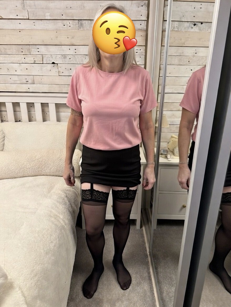 bonniebonus69's tweet photo. For those of you that were wondering… it was stockings today and not tights! 😉😘 https://t.co/eaZGEAx20i