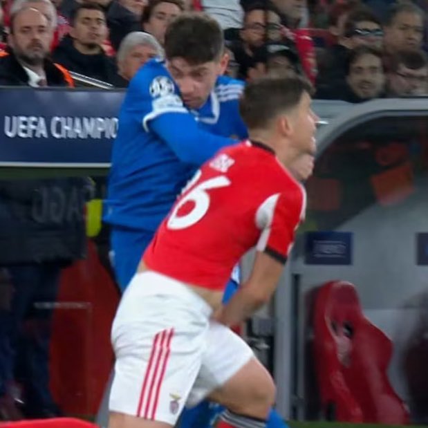 RMadrid_actu's tweet photo. 🚨| 𝐁𝐑𝐄𝐀𝐊𝐈𝐍𝐆: Benfica a PORTÉ PLAINTE contre Fede Valverde auprès de L'UEFA pour "agression", après qu'il ait repoussé la main d'un joueur qui voulait l'agripper, @diarioas ✅🤡🤡🤡

Vous vous ridiculisez de jour en jour, @SLBenfica. https://t.co/8eQozDRi15