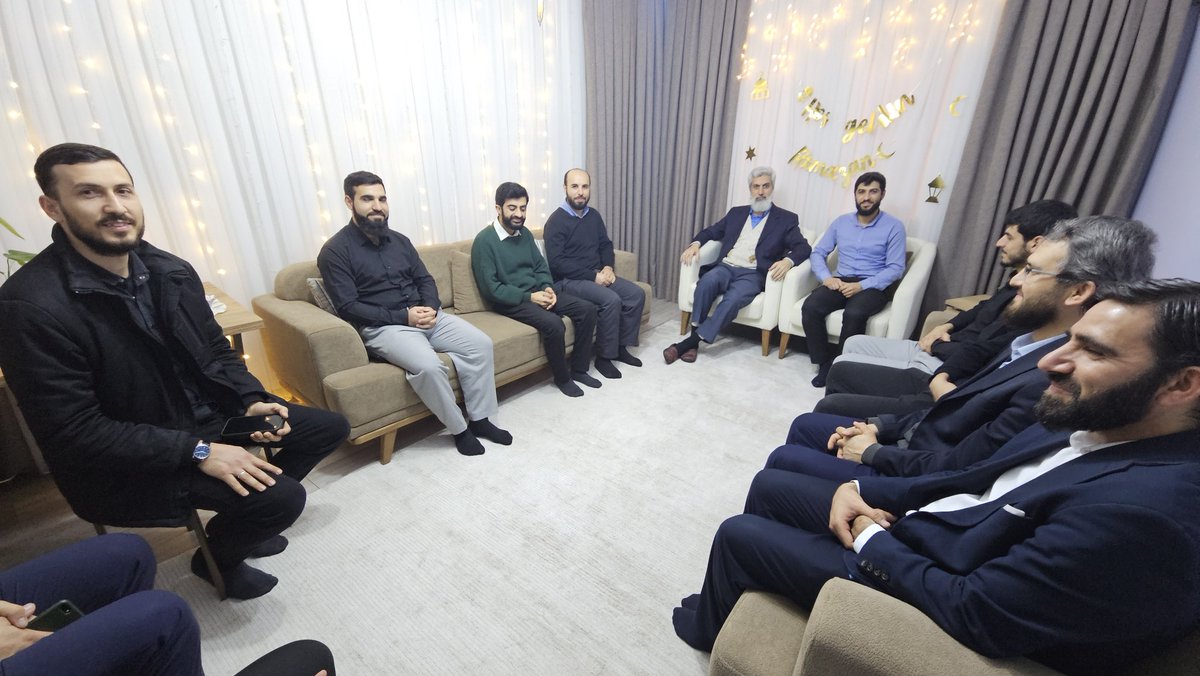 • Teravihten sonra yeni evlenen bir talebesine ev ziyaretinde bulundu. 

#RamazanRuhunuYaşat