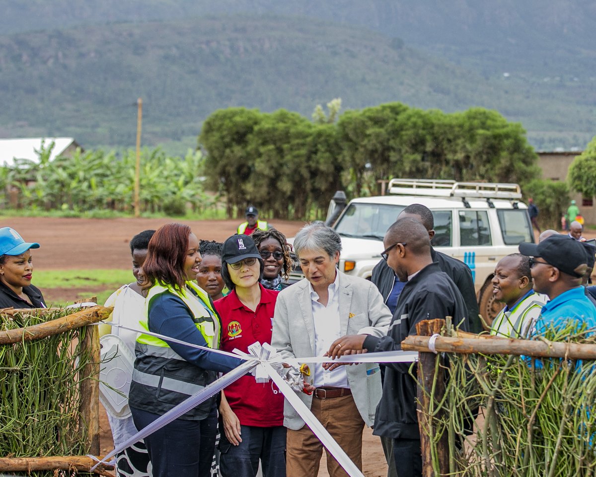 WateraidRwanda's tweet photo. Today, in partnership with @KireheDistrict and @japaninrwanda, we proudly inaugurated the Nasho Water Supply System, featuring a 30.4 km pipeline and serving more than 15,000 people in Nasho Sector with improved access to safe and sustainable water services. 💧
#WASHForAll https://t.co/OtOpV1RRwY
