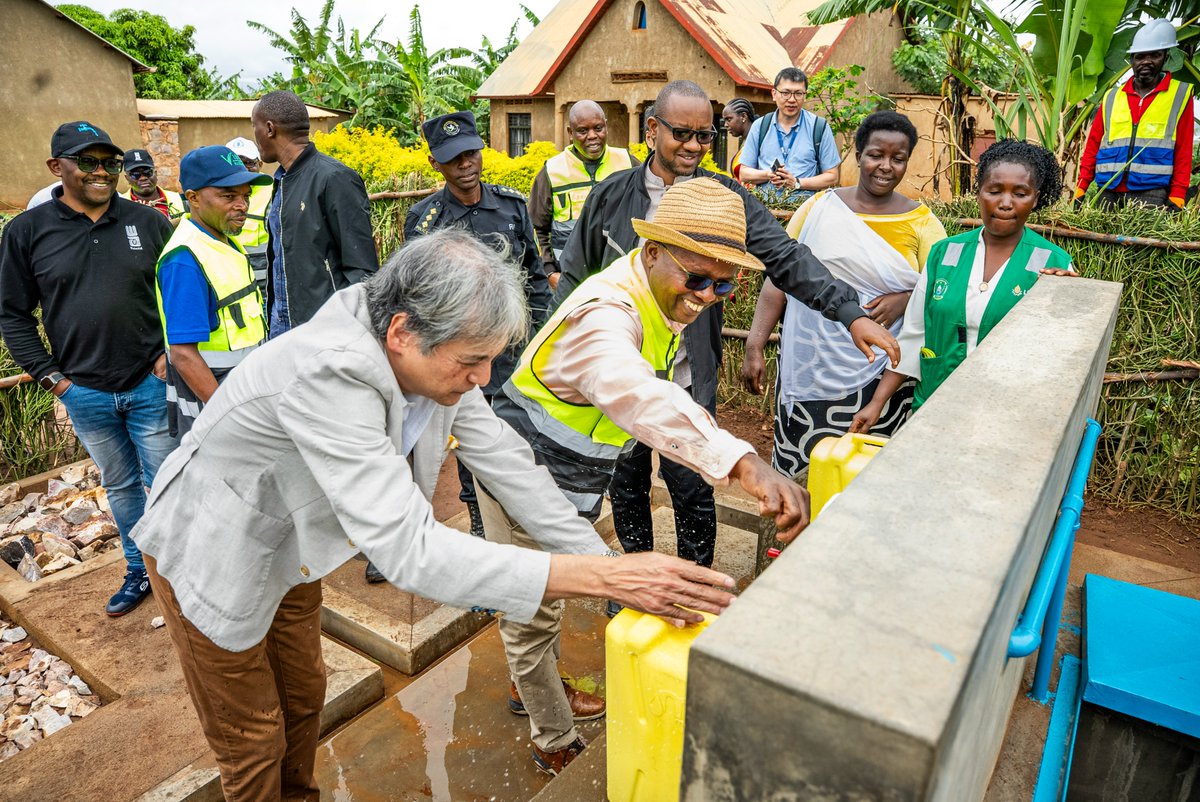 WateraidRwanda's tweet photo. Today, in partnership with @KireheDistrict and @japaninrwanda, we proudly inaugurated the Nasho Water Supply System, featuring a 30.4 km pipeline and serving more than 15,000 people in Nasho Sector with improved access to safe and sustainable water services. 💧
#WASHForAll https://t.co/OtOpV1RRwY