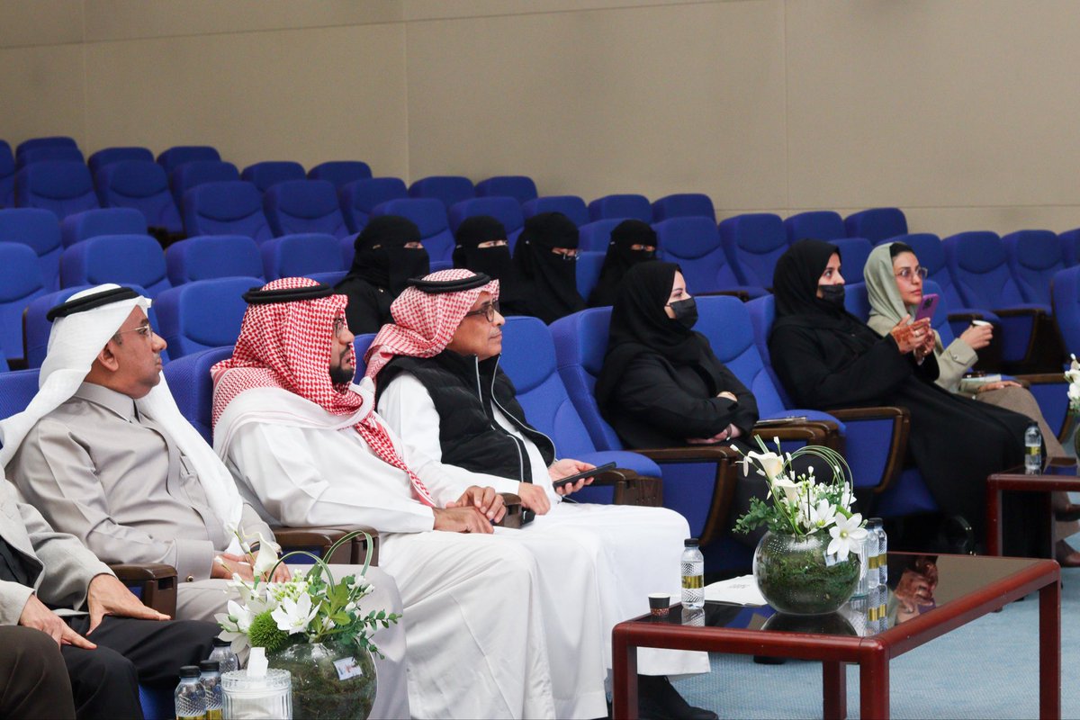 كلية الآداب tweet media