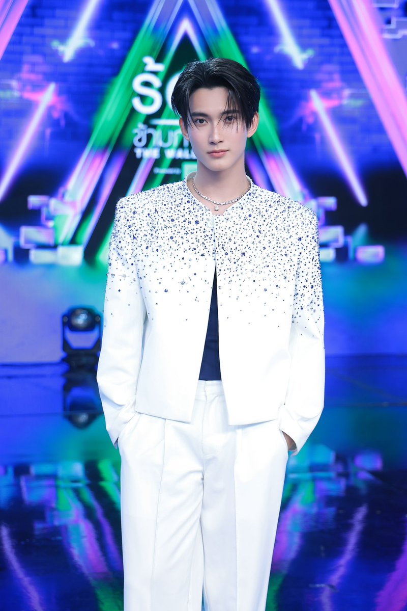 HeadquartesTH's tweet image. เฟริสท์-ฉลองรัฐ (@firstfh5) นักร้องหลังกำแพงในเทป “ตรุษจีนตรุษใจ” เซอร์ไพรส์ ไมค์-พิรัชต์ ด้วยเพลง “รักแรก” - นนท์ ธนนท์ ในรายการ #ร้องข้ามกำแพง 

สามารถชมรายการย้อนหลังได้ทาง 
YouTube ช่อง Workpoint 23 

#First_Chalongrat 
#m1keangelo