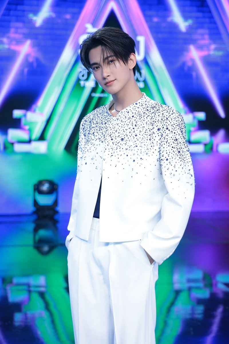 HeadquartesTH's tweet image. เฟริสท์-ฉลองรัฐ (@firstfh5) นักร้องหลังกำแพงในเทป “ตรุษจีนตรุษใจ” เซอร์ไพรส์ ไมค์-พิรัชต์ ด้วยเพลง “รักแรก” - นนท์ ธนนท์ ในรายการ #ร้องข้ามกำแพง 

สามารถชมรายการย้อนหลังได้ทาง 
YouTube ช่อง Workpoint 23 

#First_Chalongrat 
#m1keangelo