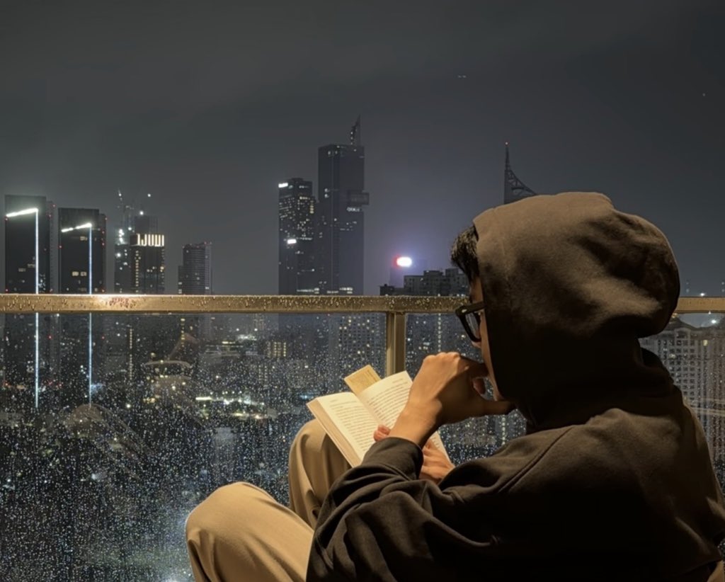 fardiyandi's tweet photo. Rajin membaca bikin “dot” ide-ide di otak jadi lebih aktif, terhubung, dan terus berkembang.

Aku sering lupa apa yg aku udah baca. Tapi pas lagi dibutuhkan, tiba-tiba recalling memories muncul dengan ide-ide yg pernah aku baca.

Sama kayak kosakata buat nulis. Gak pernah hafalin kata-kata khusus. Tapi karena sering dibaca, otak jadi ngerekam kosakata itu dan masuk list tanpa dipaksa.

Tiap kali aku ditanya gimana bisa konsisten nulis di berbagai platform? Aku selalu jawab karena aku sering membaca.

Buku-buku itu ngasih aku energi, ide, semangat, dan bahkan hope. Cara belajar yg menurut aku lebih intim dan personal. Seakan lagi ngobrol berdua dengan penulisnya.

Pernah nemu quote yg bilang:
“Hanya perlu nemu 1 buku yg tepat buat jatuh hati dengan membaca.”

Teruslah beli buku, pinjem buku, dan mulai baca buku sampai kamu dipertemukan satu buku yg tepat itu.