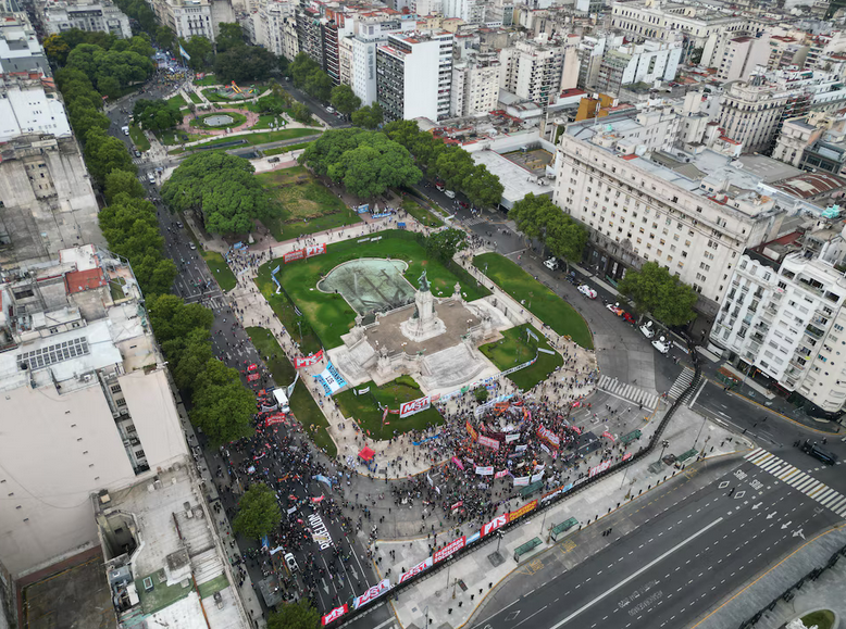ankwind4545's tweet photo. Plaza sin Pettovello / Plaza con Pettovello
Sin guita, los gerentes de la pobreza no pueden obligar a la gente a machar. 
Gracias @SPettovelloOK https://t.co/zkQpqjBKL5