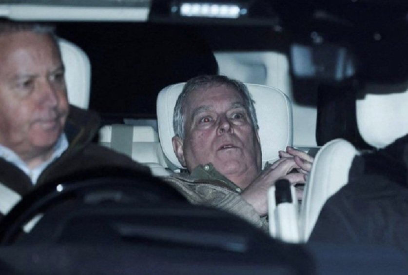 Tush27J's tweet image. Andrew Mountbatten Windsor leaves police custody.
The f*cker looks scared....good.
Important to note is that he was arrested for possible crimes against the state and not crimes against women. There needs to be accountability for EVERYTHING. No more sugar coating. ENOUGH
#C4News