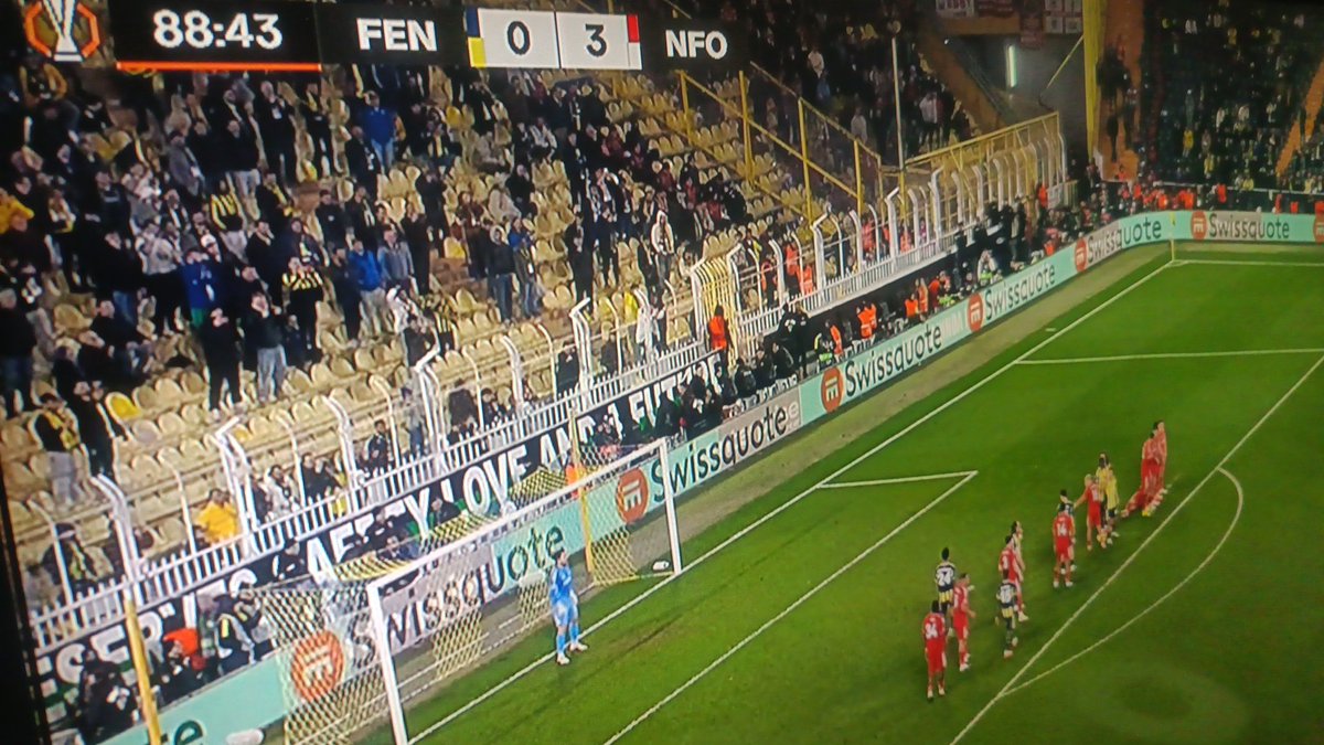 Ahahah
Fener de olmasa kimle eğlenecez(;
Mutlu oluyoz diye takımı sürecekler de n zaman 🎃 bakalım
Arada kazan fenerrr şşşt dışarıda al bari içeride hep veriyon^•^ 😆