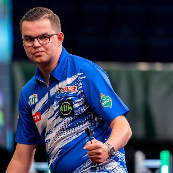 🎯 Ça passe pour Van Veen 🇳🇱 ! 

Victoire 6-3 contre Stephun Bunting. 

Toujours pas de victoire et de point donc pour The Bullet qui va devoir vite remporter une victoire dans les prochaines semaines.. 

#lequipeFLECHETTES