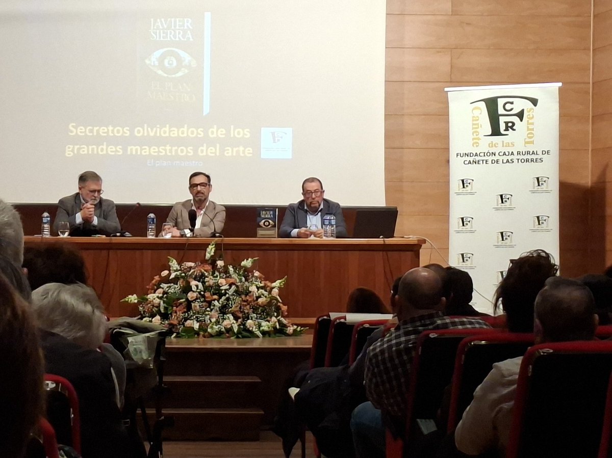 Comienza la quinta edición de las Jornadas de Novela Histórica de Cañete de las Torres con el salón de la Caja Rural lleno. José Calvo Poyato, el alcalde, Félix Romero, y el alma de estas Jornadas, Diego Torralbo, director de la fundación. Tendremos a Javier Sierra y Nacho Ares.