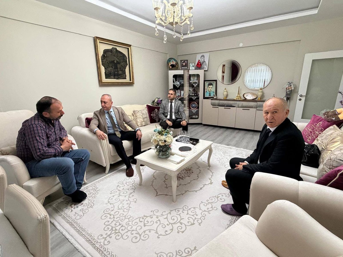 İlk iftarımızı, Şehidimiz Polis Özel Harekat Mahmut BİLGİN’in Beypazarı İlçemizdeki baba ocağında ailesiyle birlikte yaptık. 

Ankara İl Başkan Yardımcımız Fatih ERDOĞAN,
Beypazarı İlçe Başkanımız Erdoğan ORHAN ile Şehidimiz Özel Harekat Polisi Mahmut BİLGİN’in babası Emekli